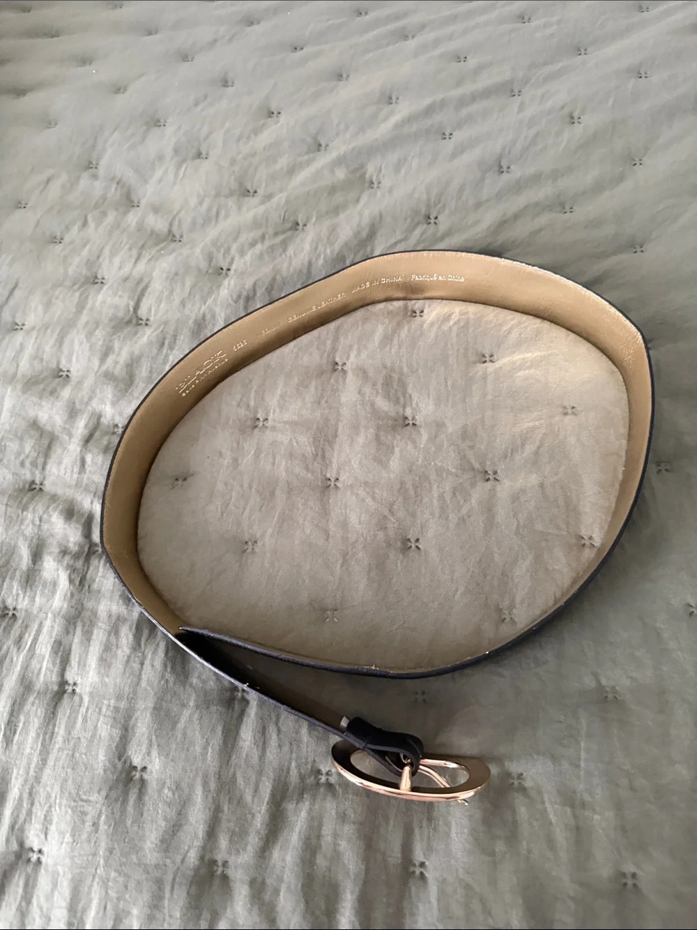 Saks Fifth Avenue Black Genuine Leather Belt Gold Oval Buckle Medium